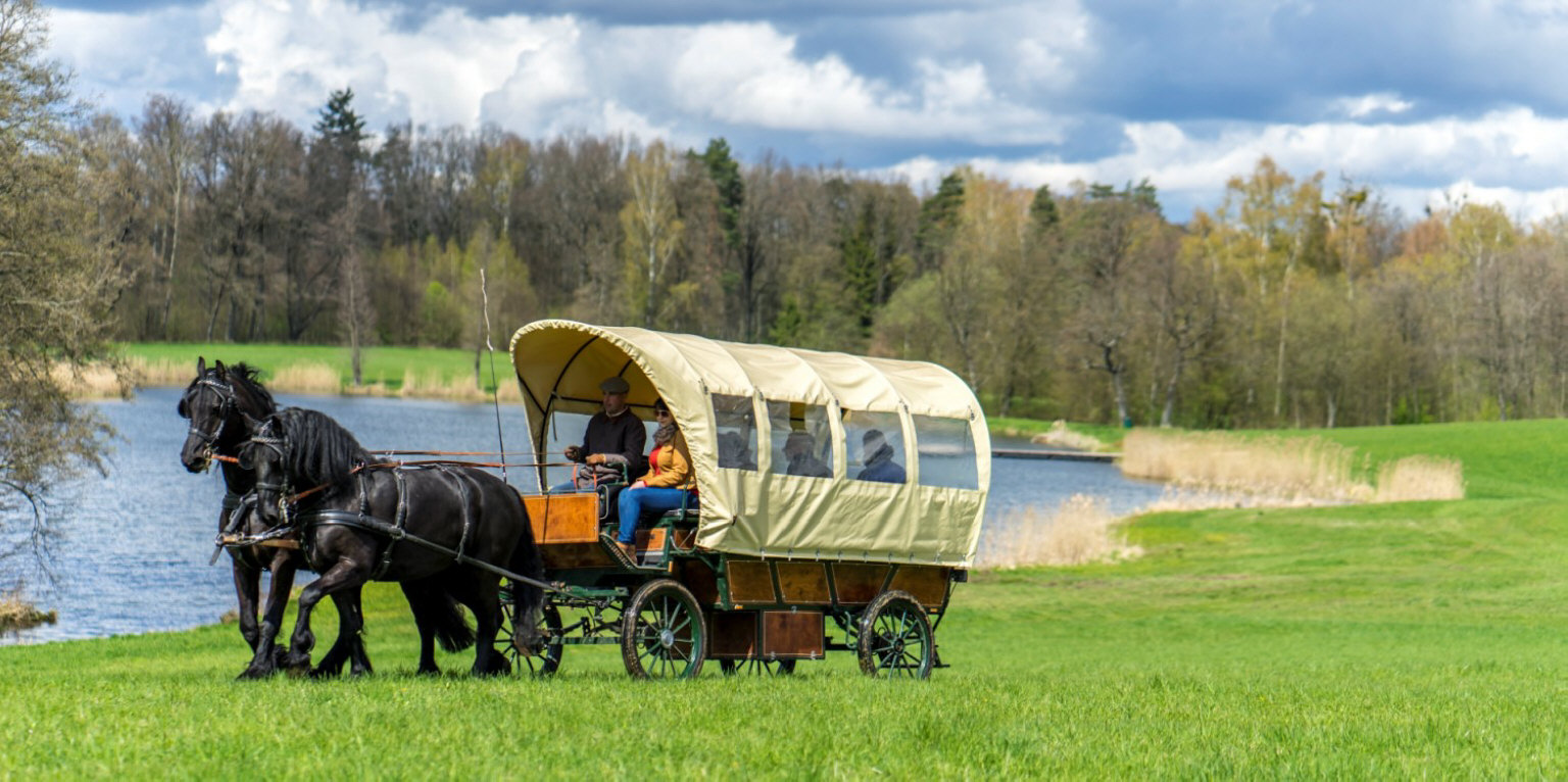 palatsi kartano hotelli ravintola majoitus huoneistot huoneet Puolassa Mazury